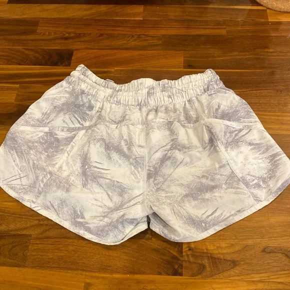 Lululemon Tracker Short Grey White 4” Size 8 - Picture 4 of 6
